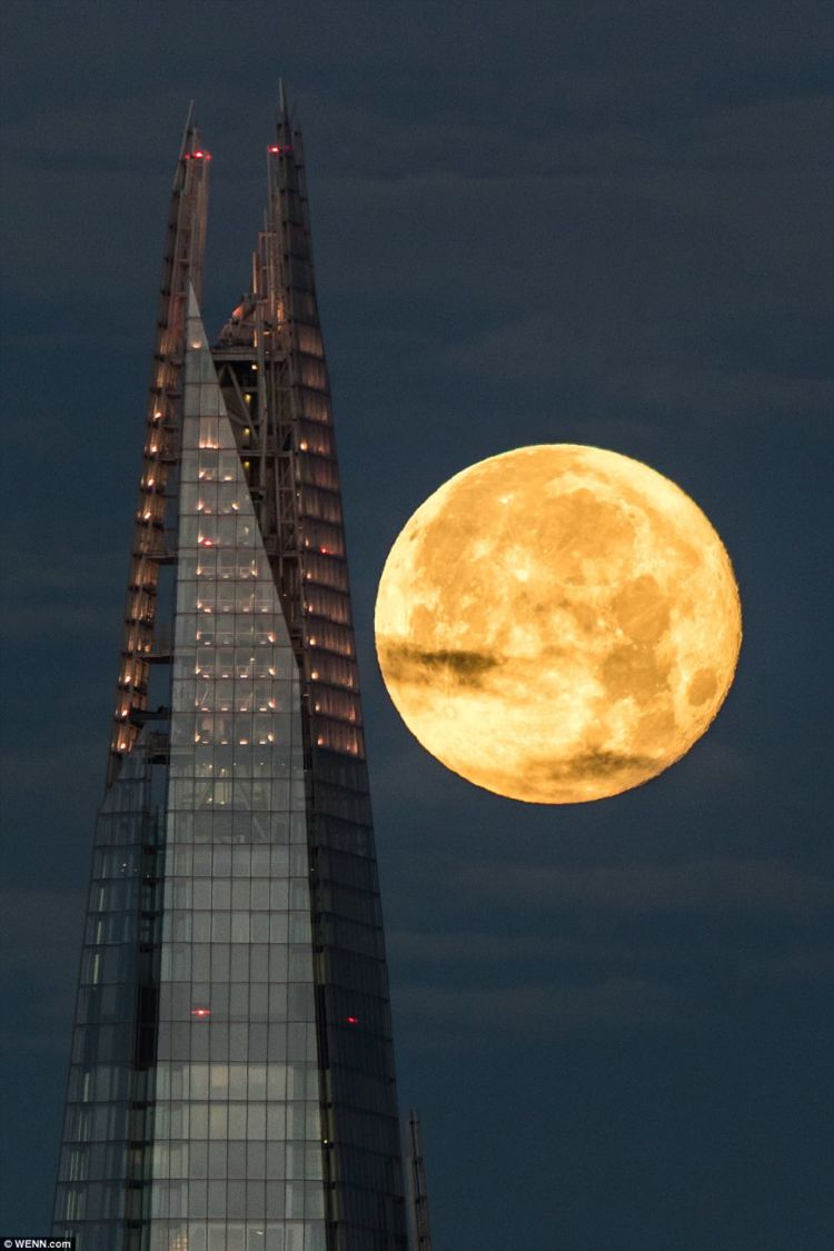 15 Foto Penampakan Supermoon yang Spektakuler dari Seluruh Dunia. Luar Biasa Indahnya!