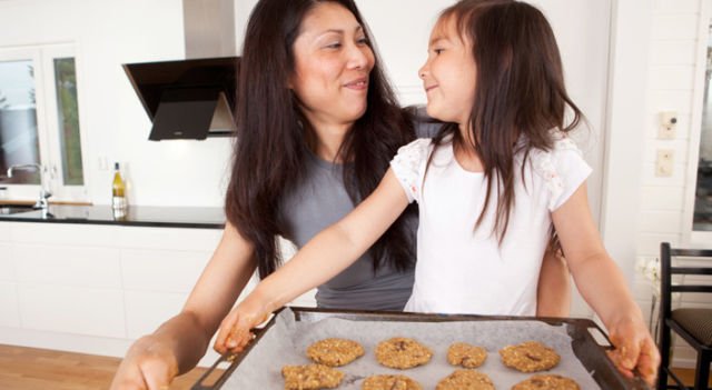 membuat kue bersama anak