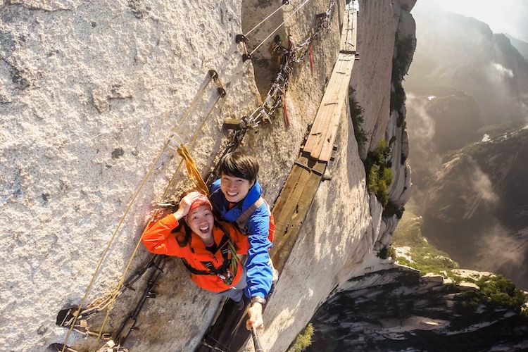 Trek Paling Berbahaya di Dunia Ada di Gunung Huashan, China. Yakin Berani Coba?