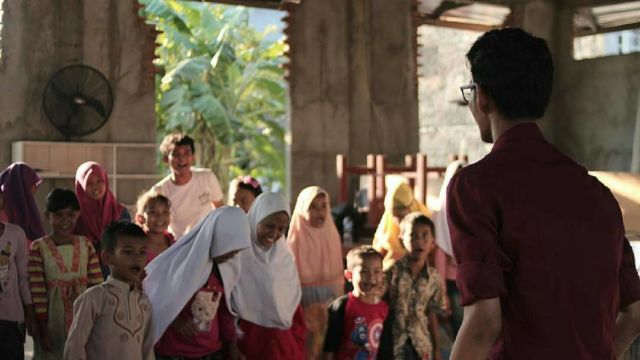 Games bersama anak-anak Rumah Senja