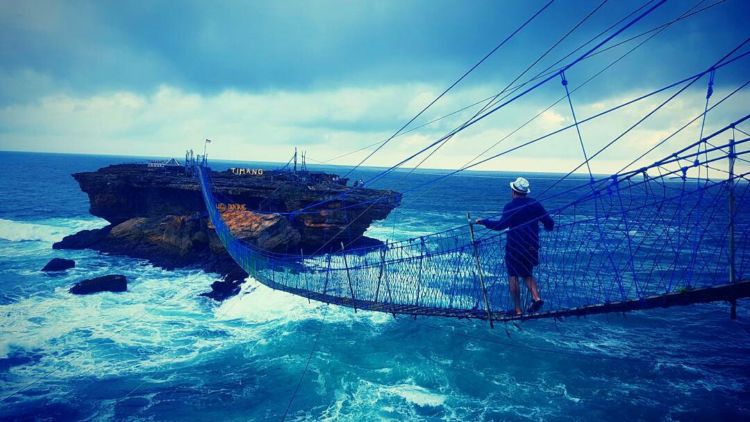 Pesona Pantai Timang di Gunung Kidul Ini Bakalan Sulit Kamu Lupakan!