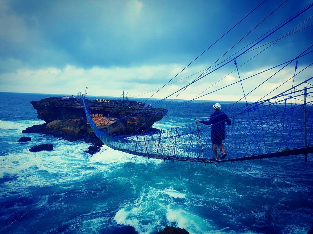 Pesona Pantai Timang di Gunung Kidul Ini Bakalan Sulit Kamu Lupakan!