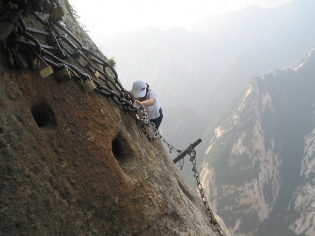 Trek Paling Berbahaya di Dunia Ada di Gunung Huashan, China. Yakin Berani Coba?