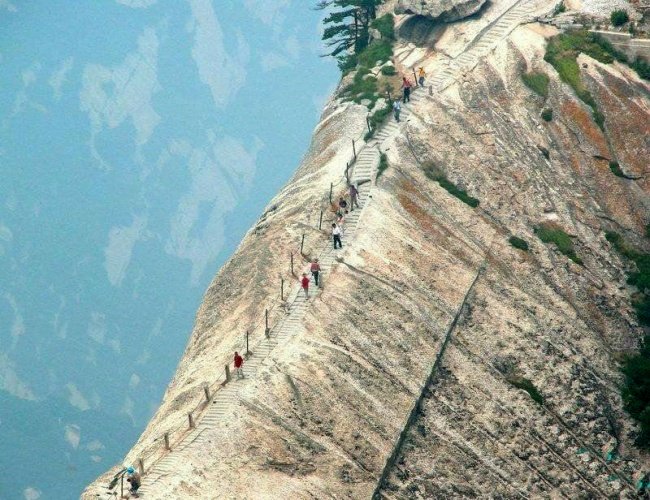 Trek Paling Berbahaya di Dunia Ada di Gunung Huashan, China. Yakin Berani Coba?