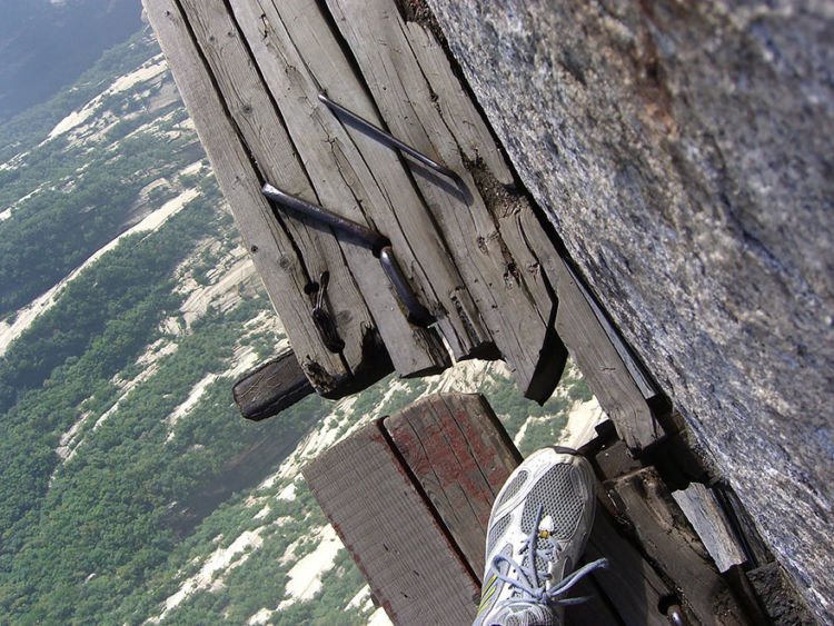 Trek Paling Berbahaya di Dunia Ada di Gunung Huashan, China. Yakin Berani Coba?