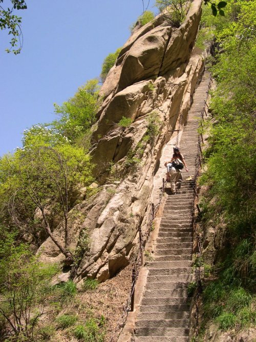 Trek Paling Berbahaya di Dunia Ada di Gunung Huashan, China. Yakin Berani Coba?