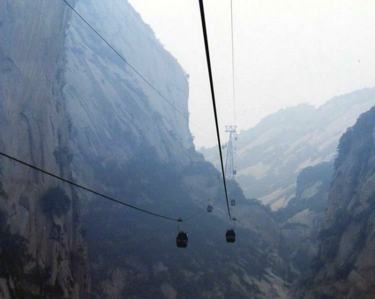 Trek Paling Berbahaya di Dunia Ada di Gunung Huashan, China. Yakin Berani Coba?