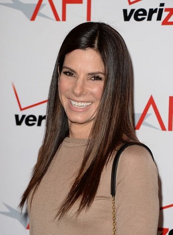 Rambut lurus jatuh natural ala Sandra Bullock