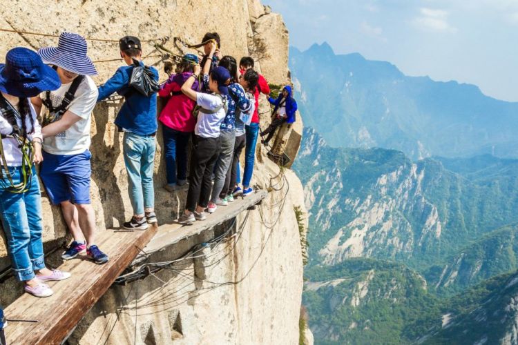 Trek Paling Berbahaya di Dunia Ada di Gunung Huashan, China. Yakin Berani Coba?