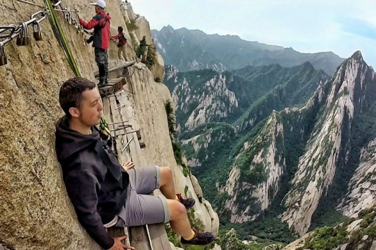 Trek Paling Berbahaya di Dunia Ada di Gunung Huashan, China. Yakin Berani Coba?