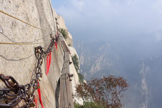 Trek Paling Berbahaya di Dunia Ada di Gunung Huashan, China. Yakin Berani Coba?