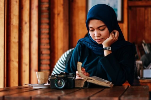 6 Dukungan Berarti Teruntuk Cewekmu yang Akhirnya Memutuskan Berhijab