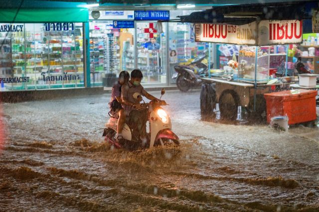 Menelisik 5 Kepribadian Cewek Dari Caranya Duduk Saat Dibonceng Naik Motor