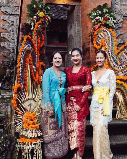 10+ Inspirasi Kebaya Bali yang Anggun Ala Happy Salma. Bisa Jadi Variasi Model Kebaya Wisudamu Nih