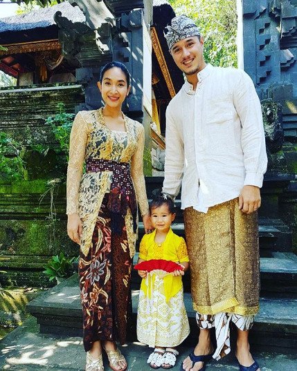 10 Inspirasi Kebaya  Bali  yang Anggun Ala Happy Salma 