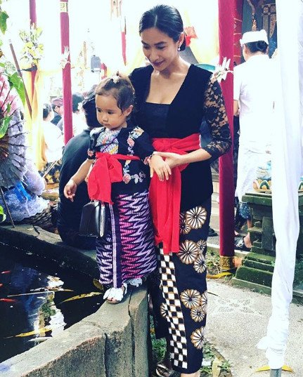 10+ Inspirasi Kebaya Bali yang Anggun Ala Happy Salma. Bisa Jadi Variasi Model Kebaya Wisudamu Nih