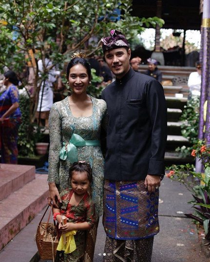 10+ Inspirasi Kebaya Bali yang Anggun Ala Happy Salma. Bisa Jadi Variasi Model Kebaya Wisudamu Nih