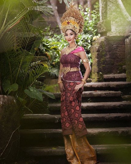 10+ Inspirasi Kebaya Bali yang Anggun Ala Happy Salma. Bisa Jadi Variasi Model Kebaya Wisudamu Nih