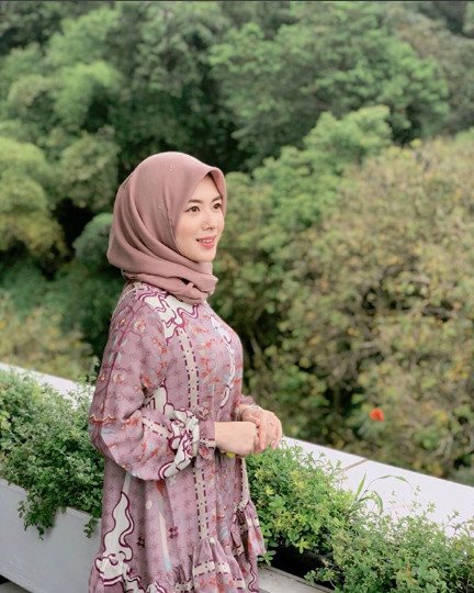 Inspirasi Style Hijab Nuansa Pastel Ala Hijaber Cantik Asal Korea, Ayana Jihye Moon. Manisnya Keterlaluan!