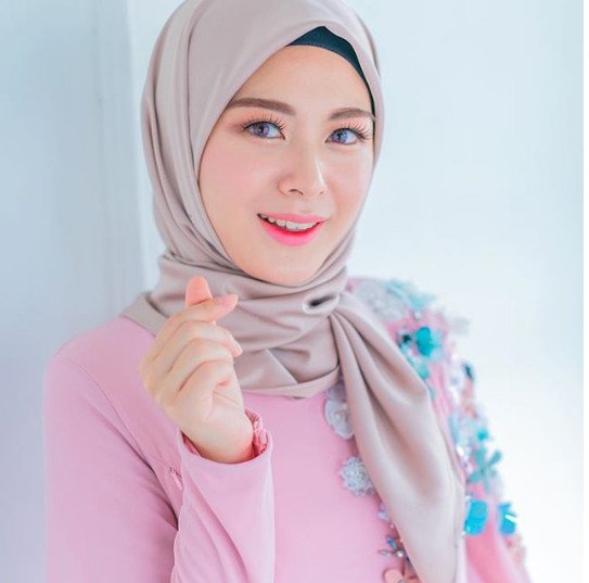 Inspirasi Style Hijab Nuansa Pastel Ala Hijaber Cantik Asal Korea, Ayana Jihye Moon. Manisnya Keterlaluan!