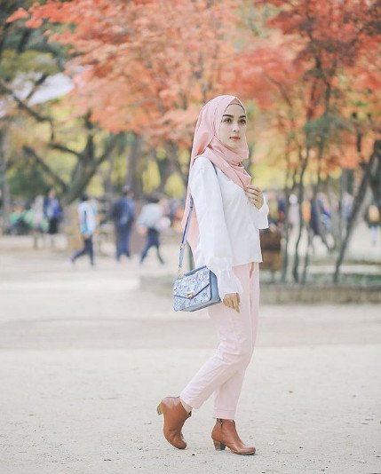 9 Inspirasi Busana dan Hijab Ini Akan Membuatmu Terlihat Lebih Profesional dan Elegan Saat Wawancara Kerja