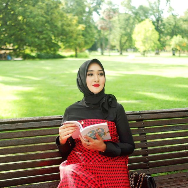 9 Padu Padan Hijab dengan Bold Make-up. Cocok Buat Kamu yang Ingin Tampil Berani