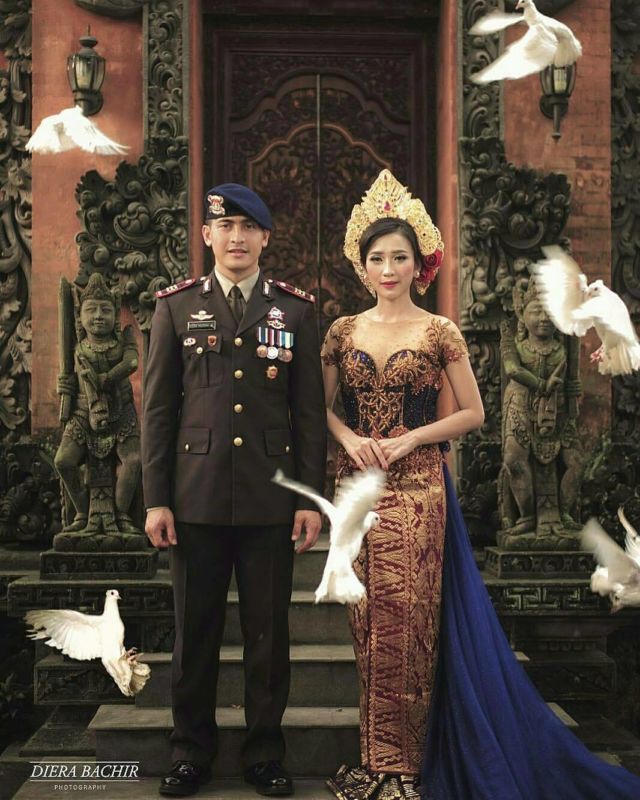 Kumpulan Foto Prewedding dengan Pria Berseragam. Gagah di Barisan, Mesra Bareng Pasangan