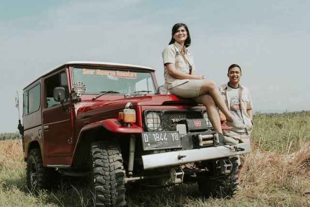 Pasangan Ini Mengikat Janji Suci dengan Latar Waduk dan Perbukitan yang Memesona. Bikin Mupeng!