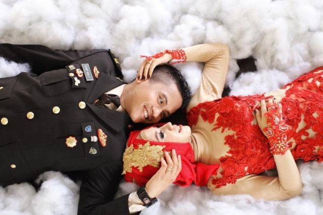 Kumpulan Foto Prewedding dengan Pria Berseragam. Gagah di Barisan, Mesra Bareng Pasangan