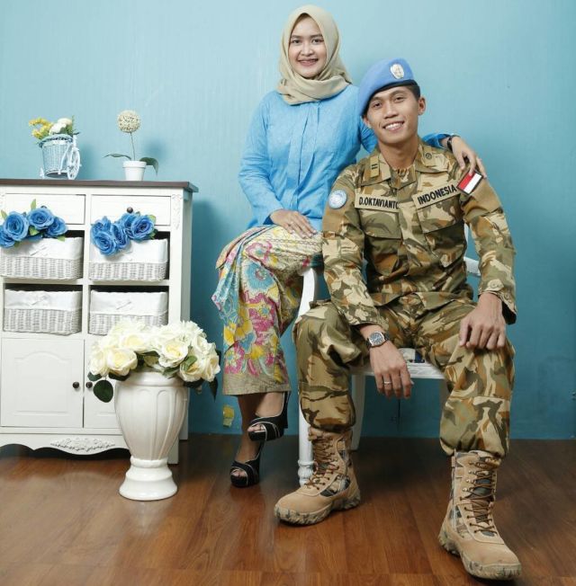 Kumpulan Foto Prewedding dengan Pria Berseragam. Gagah di Barisan, Mesra Bareng Pasangan