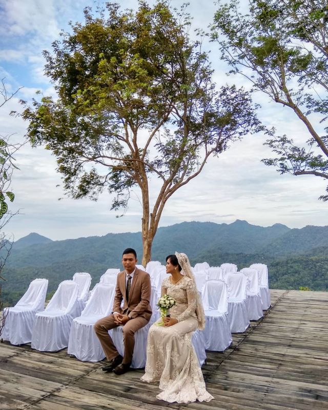 Pasangan Ini Mengikat Janji Suci dengan Latar Waduk dan Perbukitan yang Memesona. Bikin Mupeng!