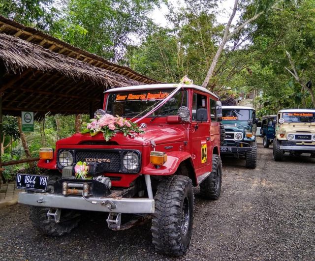 Pasangan Ini Mengikat Janji Suci dengan Latar Waduk dan Perbukitan yang Memesona. Bikin Mupeng!