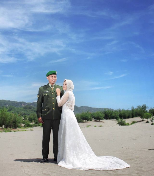 Kumpulan Foto Prewedding dengan Pria Berseragam. Gagah di Barisan, Mesra Bareng Pasangan