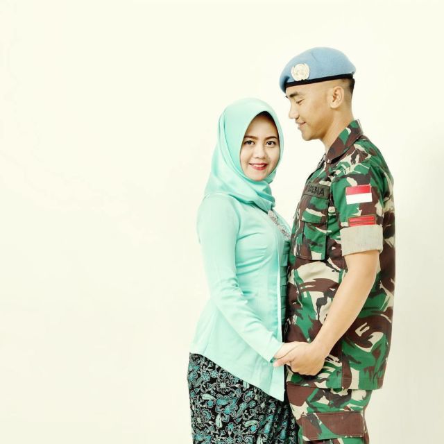 Kumpulan Foto Prewedding dengan Pria Berseragam. Gagah di Barisan, Mesra Bareng Pasangan