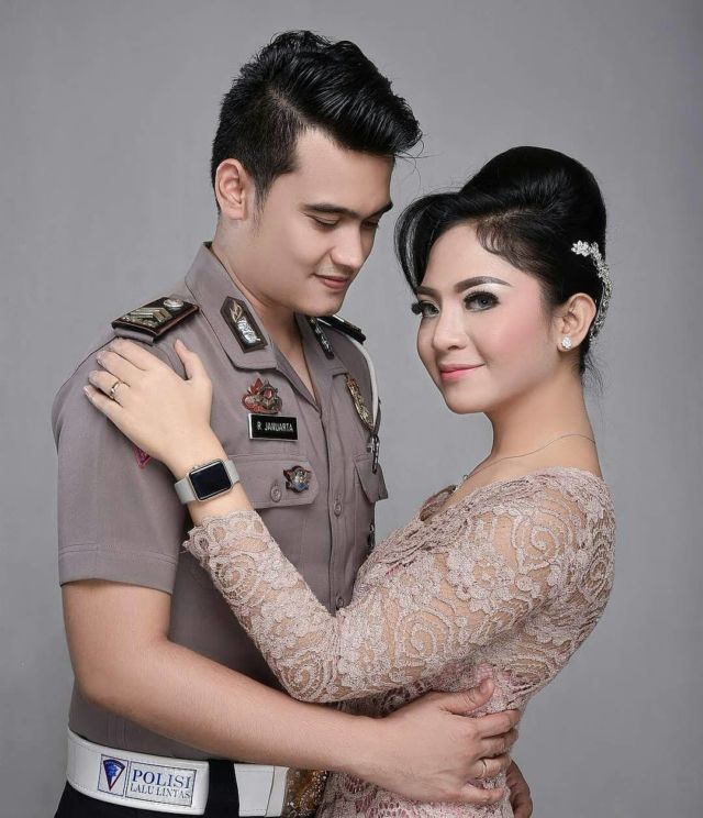 Kumpulan Foto Prewedding dengan Pria Berseragam. Gagah di Barisan, Mesra Bareng Pasangan