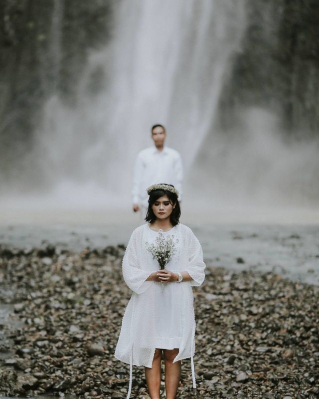 Pasangan Ini Mengikat Janji Suci dengan Latar Waduk dan Perbukitan yang Memesona. Bikin Mupeng!