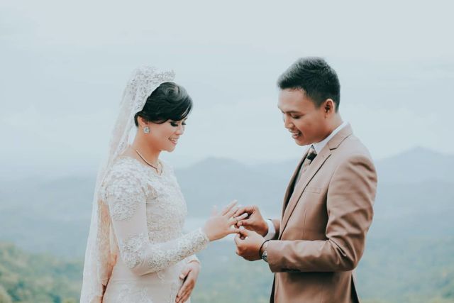 Pasangan Ini Mengikat Janji Suci dengan Latar Waduk dan Perbukitan yang Memesona. Bikin Mupeng!