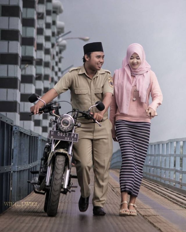 Kumpulan Foto Prewedding dengan Pria Berseragam. Gagah di Barisan, Mesra Bareng Pasangan