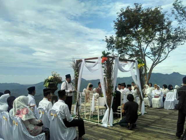 Pasangan Ini Mengikat Janji Suci dengan Latar Waduk dan Perbukitan yang Memesona. Bikin Mupeng!