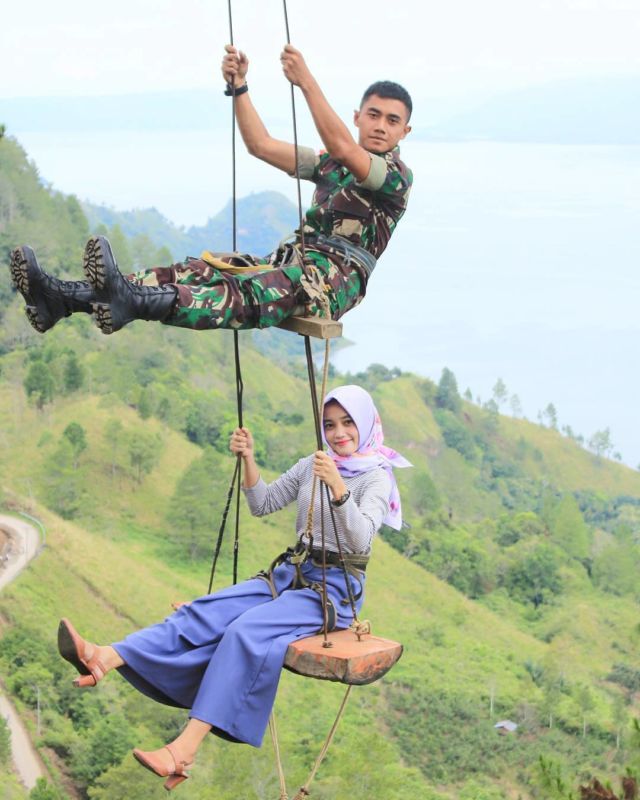 Kumpulan Foto Prewedding dengan Pria Berseragam. Gagah di Barisan, Mesra Bareng Pasangan