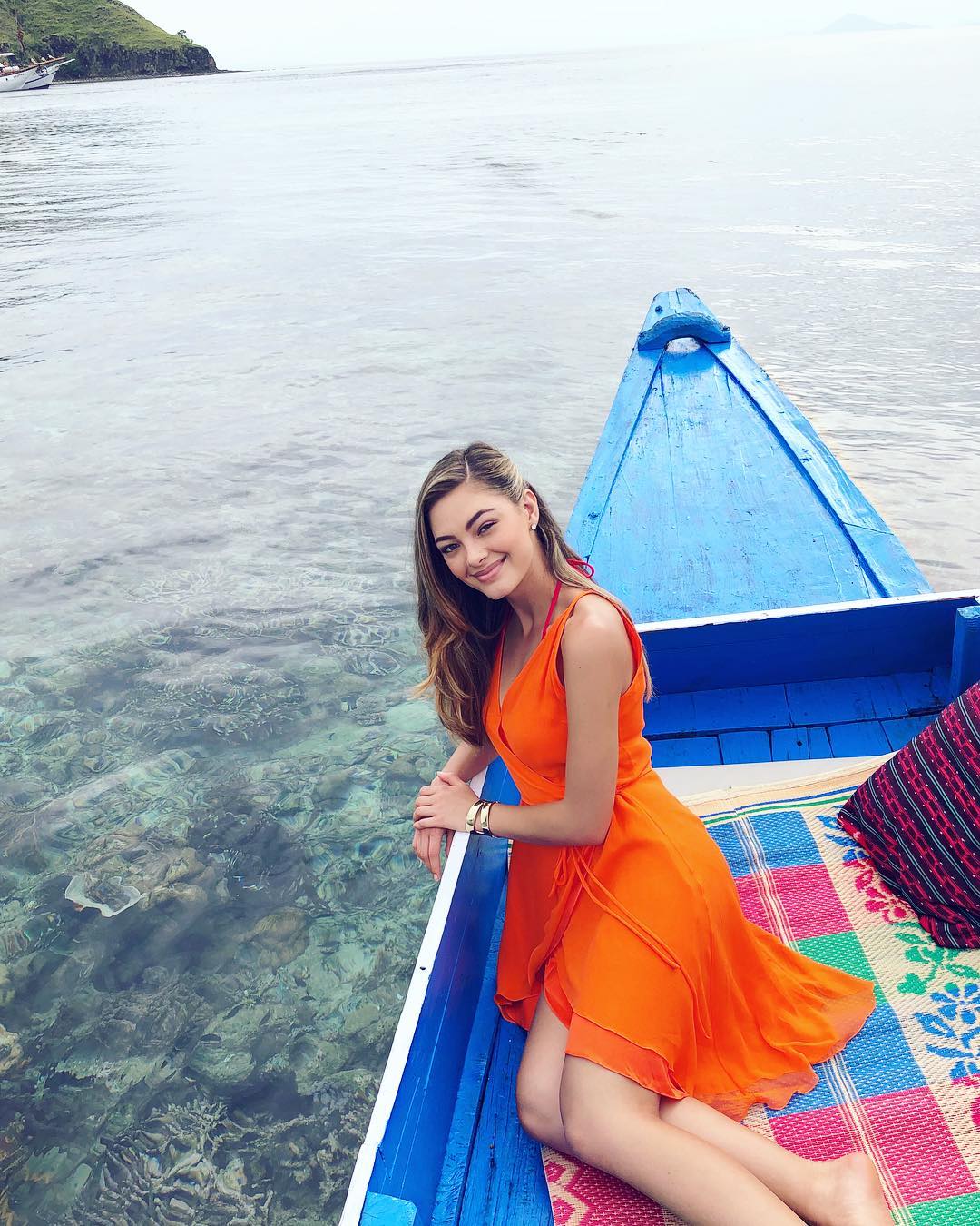 Miss Universe 2017 Tengah Berkunjung di Pulau Komodo. Ini yang Dia Lakukan di Sana!