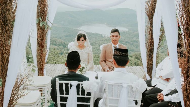 Pasangan Ini Mengikat Janji Suci dengan Latar Waduk dan Perbukitan yang Memesona. Bikin Mupeng!