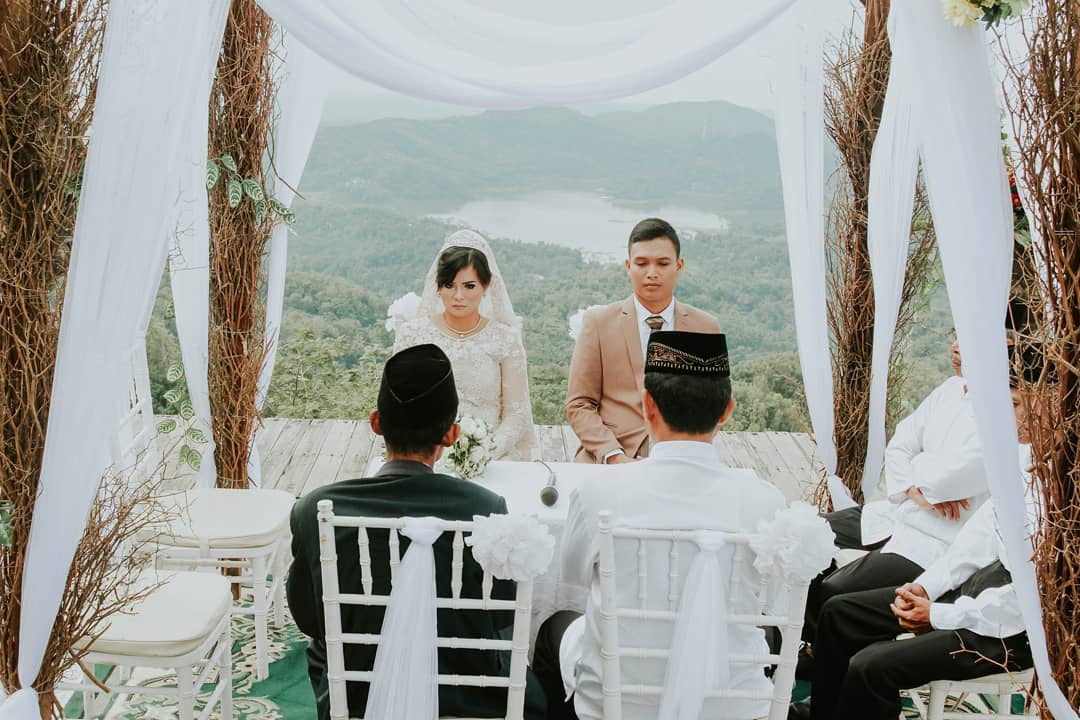 Pasangan Ini Mengikat Janji Suci dengan Latar Waduk dan Perbukitan yang Memesona. Bikin Mupeng!