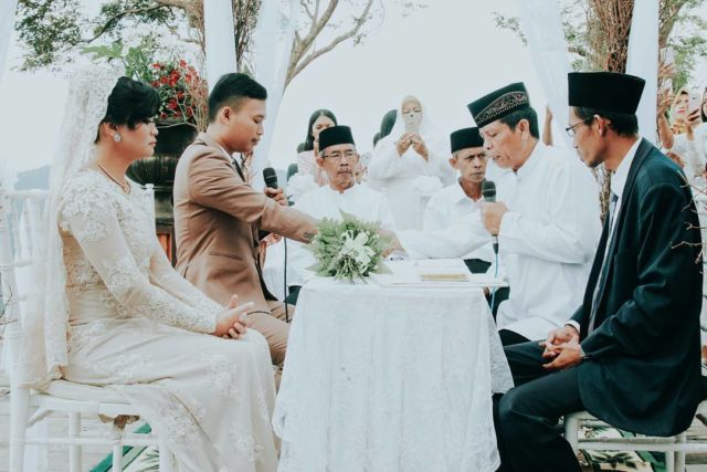 Pasangan Ini Mengikat Janji Suci dengan Latar Waduk dan Perbukitan yang Memesona. Bikin Mupeng!