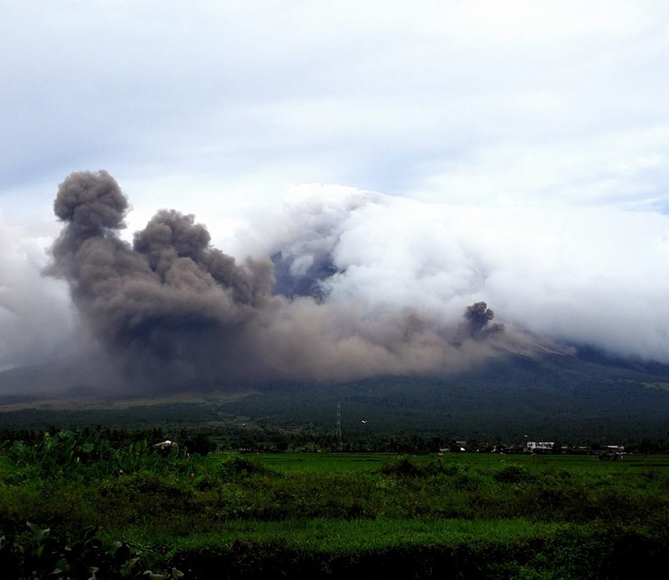 Abu Vulkanik Mirip Orang Pelukan Hebohkan Dunia. Selain Legenda, Mungkin Ini Penjelasan Logisnya