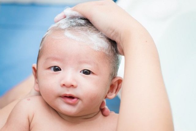 5 Rahasia Menjadikan Rambut Si Kecil Menjadi Hitam, Lebat dan Sehat. Murah, Asal Telaten!