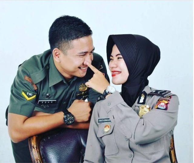 Kumpulan Foto Prewedding dengan Pria Berseragam. Gagah di Barisan, Mesra Bareng Pasangan