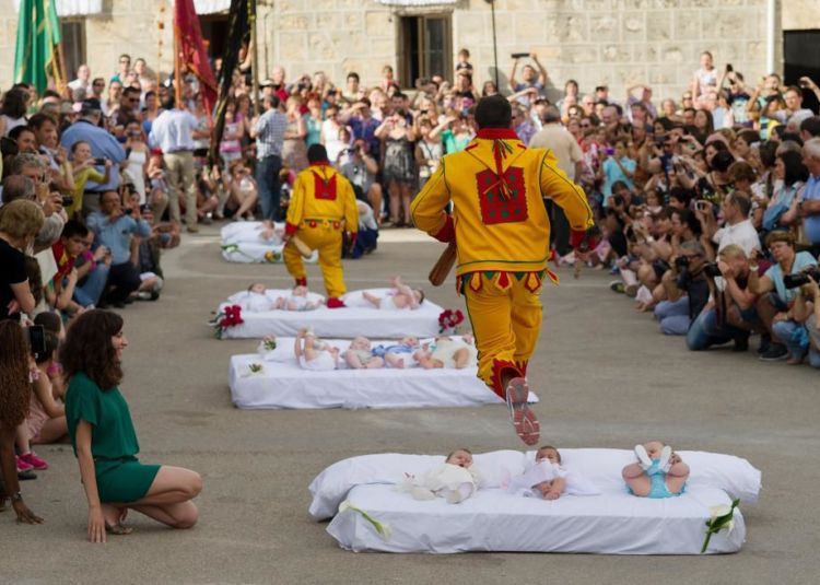 Baby Jumping Festival, Festival Melompati Bayi yang Cukup Ekstrem. Kok Ngeri Banget ya?