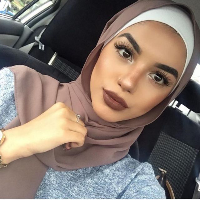 9 Padu Padan Hijab dengan Bold Make-up. Cocok Buat Kamu yang Ingin Tampil Berani