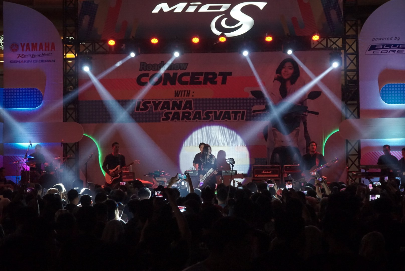 Malam Minggu Meriah di Surabaya dengan Mio S Roadshow Concert Featuring Isyana